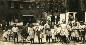 Children outside property owned by OHA, 1920