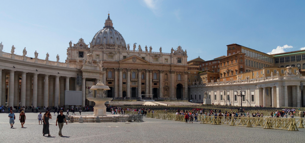 St. Peter's Basilica, 16th-17th c. monument built over the remains of the 4th c. original, Image: Flickr.com (Mzximvs VdB, 2014)