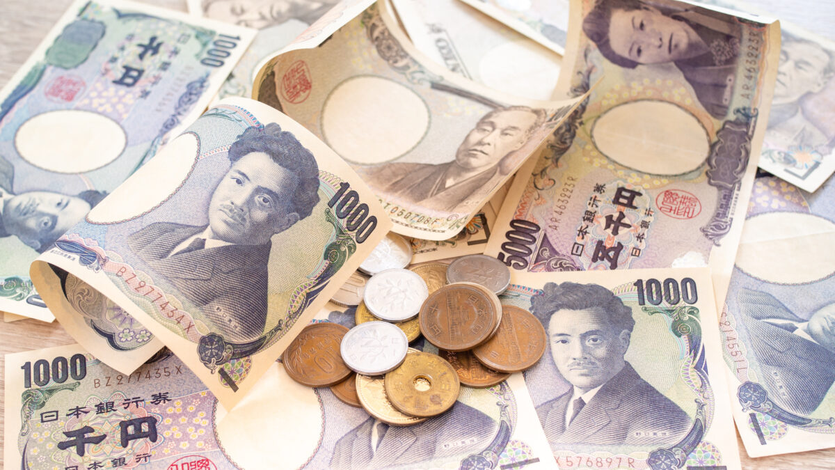 Japanese yen banknotes and coins